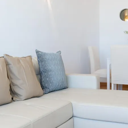 Bright & Cozy In By Lovelystay Apartment